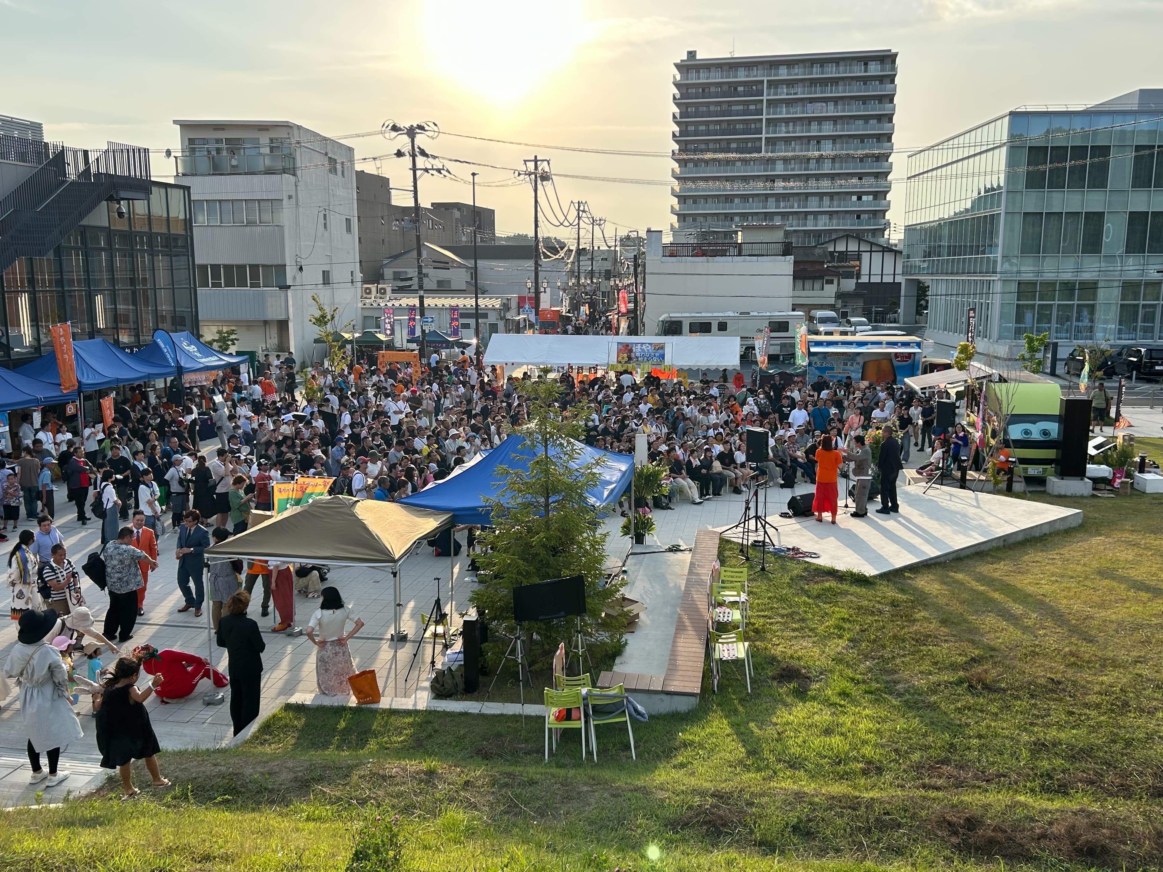 ステージと夕暮れの会場